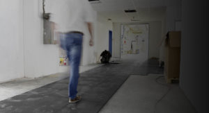 Hier sehen Sie einen Hallenboden ausgelegt mit den PVC Bodenfliesen von Floorwork.