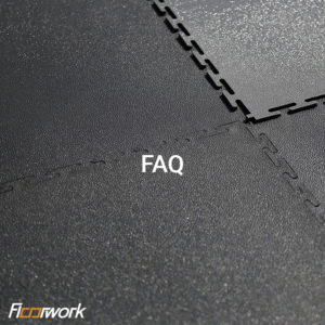 Hier steht FAQ. Im Hintergrund ist das Verzahnungssystem der PVC Bodenfliese Traficline deutlich zu erkennen.