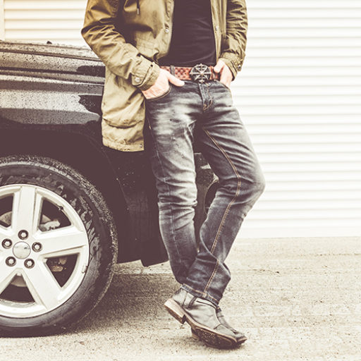 Hier ist ein mann der auf einem Garagenboden steht zu sehen.