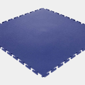 Es ist eine einzelne PVC Bodenplatte in blau zu sehen. Gut sichtbar ist hier das Verzahnungssystem, dass eine einfache Verlegung garantiert.