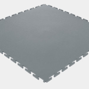 Es ist eine einzelne PVC Bodenplatte in grau zu sehen. Gut sichtbar ist hier das Verzahnungssystem, dass eine einfache Verlegung garantiert.