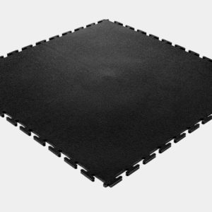 Es ist eine einzelne PVC Bodenplatte in schwarz zu sehen. Gut sichtbar ist hier das Verzahnungssystem, dass eine einfache Verlegung garantiert.