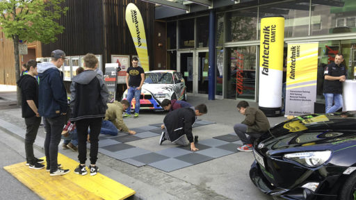 Hier sieht man ein paar Jungs beim verlegen der Bocenplatte Traficline