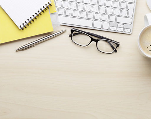 Hier sieht man eine Schreibtischoberfläche. Das soll Motivation für eine Bewerbung an FLOORWORK sein.