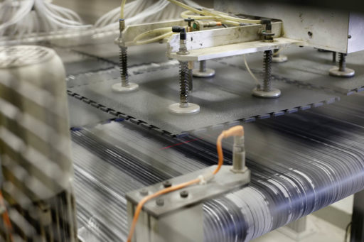 Das ist in bearbeitetes Bild von der Fertigungsstraße der PVC Bodenplatten