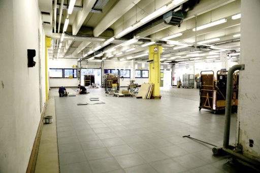 Hier sieht man die einfache Verlegung des PVC Bodenbelages in einer Halle.