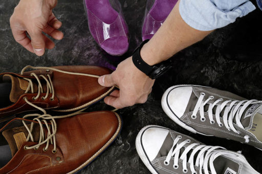 Am Bild sind Schuhe in verschiedenen Farben auf den PVC Bodenbelag Decoline zu sehen.