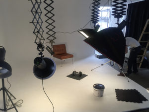 Hier sieht man einen Fotograf in einem Foto- Studio beim fotografieren von PVC Bodenplatten
