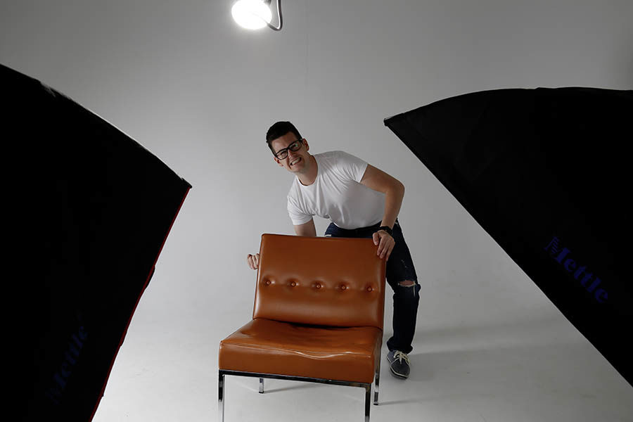 Hier ist ein Mann der beim Fotoshooting für die Bodenfliesen aus PVC ein komisches Gesicht macht.