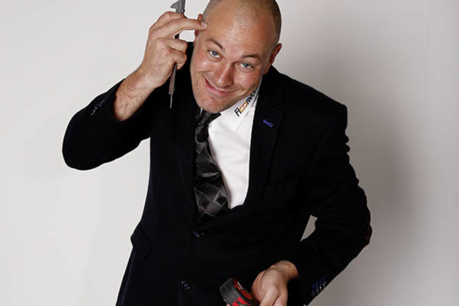 Auf diesem Bild ist der CEO der Firma FLOORWORK zu sehen sie er Blödsinn macht