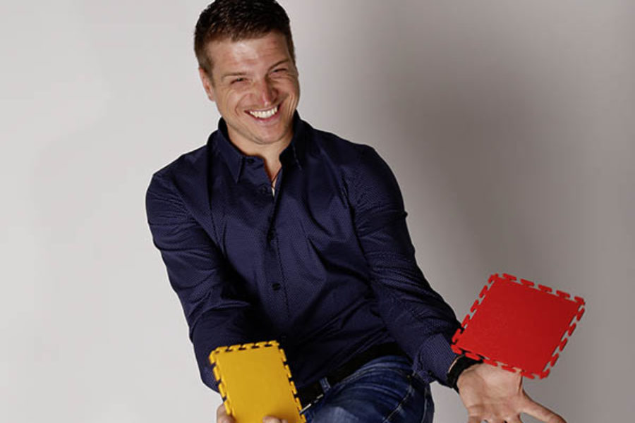 Hier ist ein CEO der Firma FLOORWORK zu sehen wie er kleine PVC Bodenfliesen aus der Luft fängt!