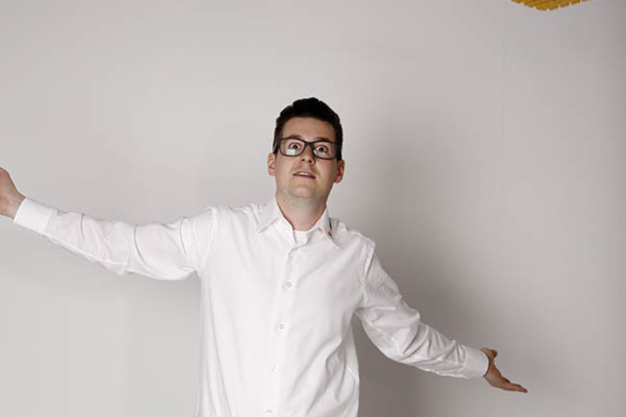 Der CDO Von FLOORWORK wirft kleine bunte PVC Bodenfliesen für Garagen in die Luft.