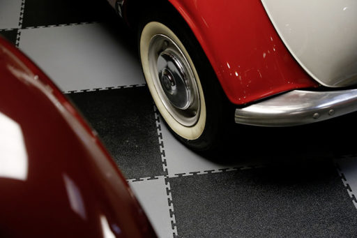 Hier ist ein Oldtimer auf einem Garagenboden von FLOORWORK zu sehen.