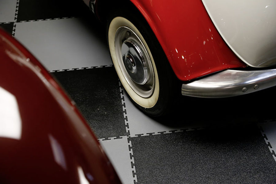 Hier ist ein Oldtimer auf einem Garagenboden von FLOORWORK zu sehen.