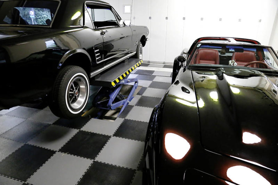 Hier ist ein Muscle Car auf einem PVC Bodenbelag von FLOORWORK zu sehen!