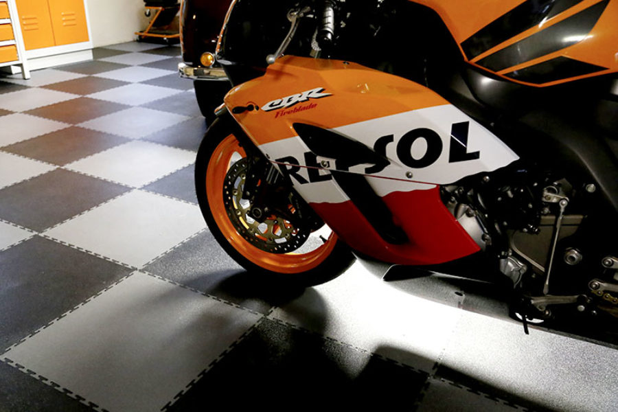 Hier ist eine Supersportmaschine auf einem Garagenboden aus PVC zu sehen.