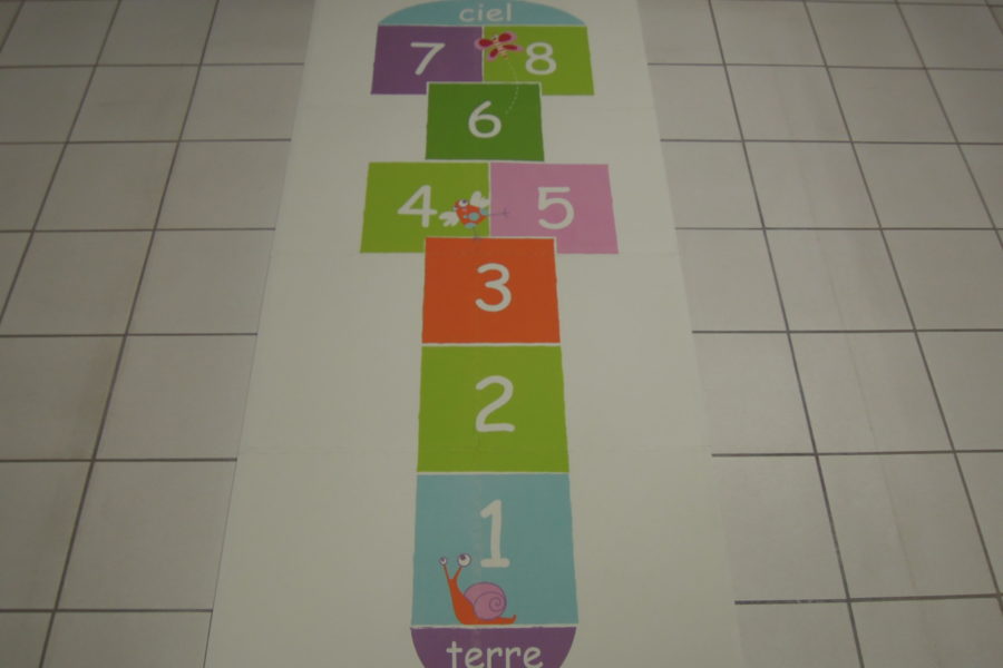 Auf diesem Bild sind Bedruckte PVC Bodenfliesen zu sehen. Es handelt beim Druck um das Spiel Tempel hüpfen!