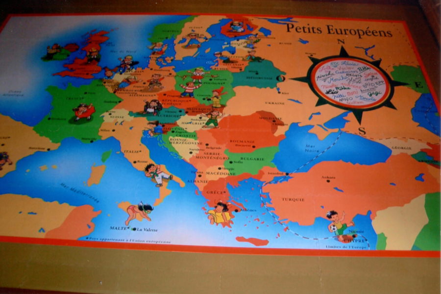 Auf diesem Bild ist eine auf PVC Bodenfliesen gedruckte Landkarte von Europa für Kinder zu sehen.