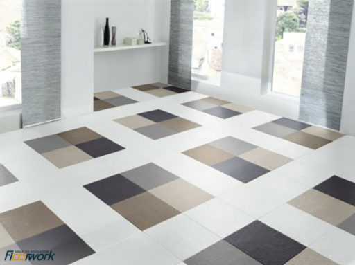 Man sieht einen sehr schönen Schauraum der mit ungewöhnlichen PVC Platten in allen möglichen Braun und Grautönen ausgelegt ist. Die Bodenfliese Eurotile macht das aufgrund der versteckten Verzahnung mögliche.