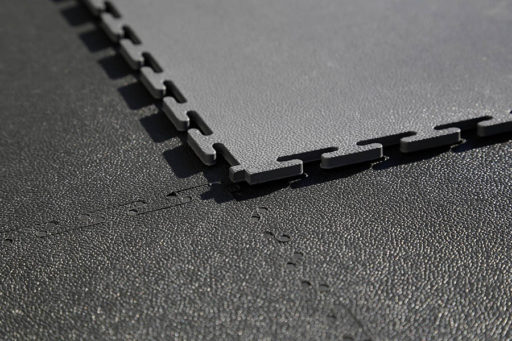 Hier ist die Verzahnung die für die einfache Verlegung dieses Garagen Industriebodens verantwortlich zu sehen.