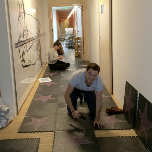 Am Bild sieht man den Spaß unserer Kunden beim einfachen Verlegen unseres Bodenbelages Visiofloor. Im Handumdrehen entsteht hier ein bedruckter Bodenbelag in Industriequalität.