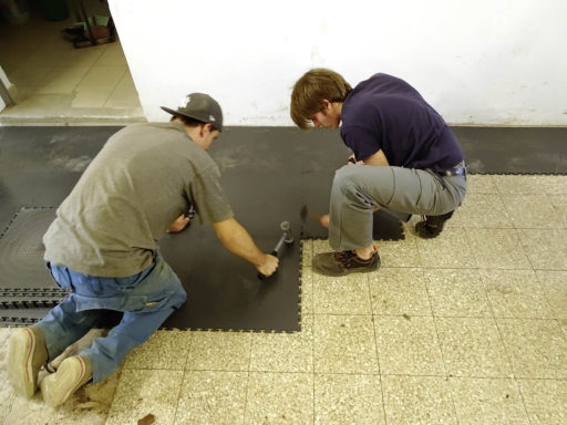 Schüler des Poly Telfs renovieren Werkraum